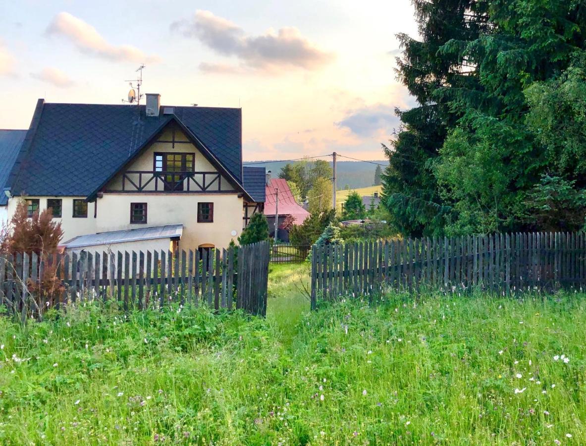 Chalupa Hrazdenka V Krusnych Horach Horni Blatna Bagian luar foto