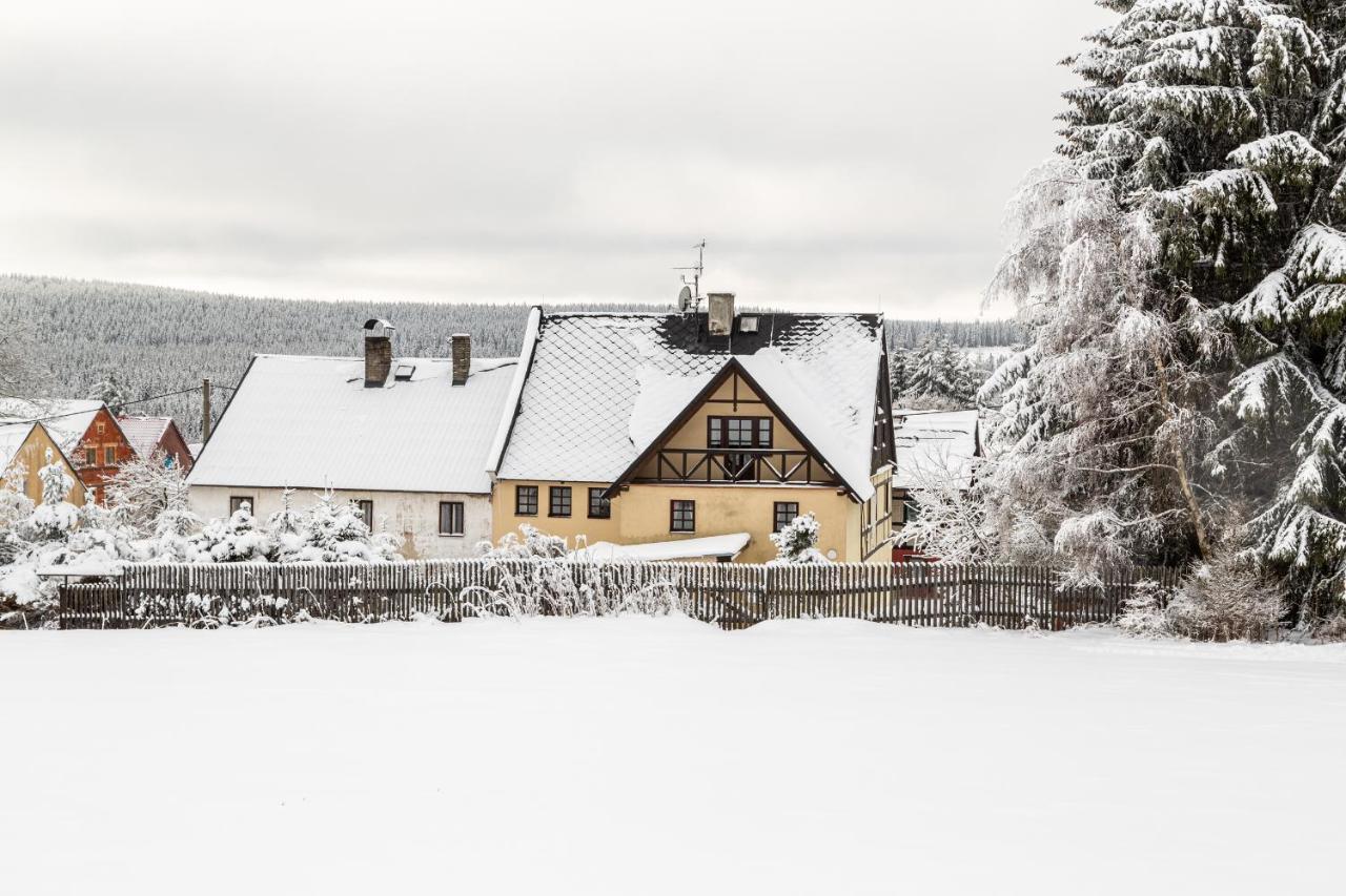 Chalupa Hrazdenka V Krusnych Horach Horni Blatna Bagian luar foto